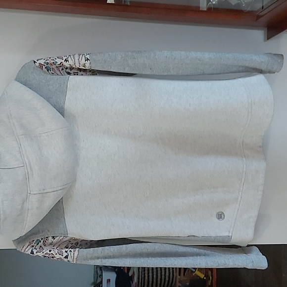 Three stones hoodie in size small - Picture 5 of 6